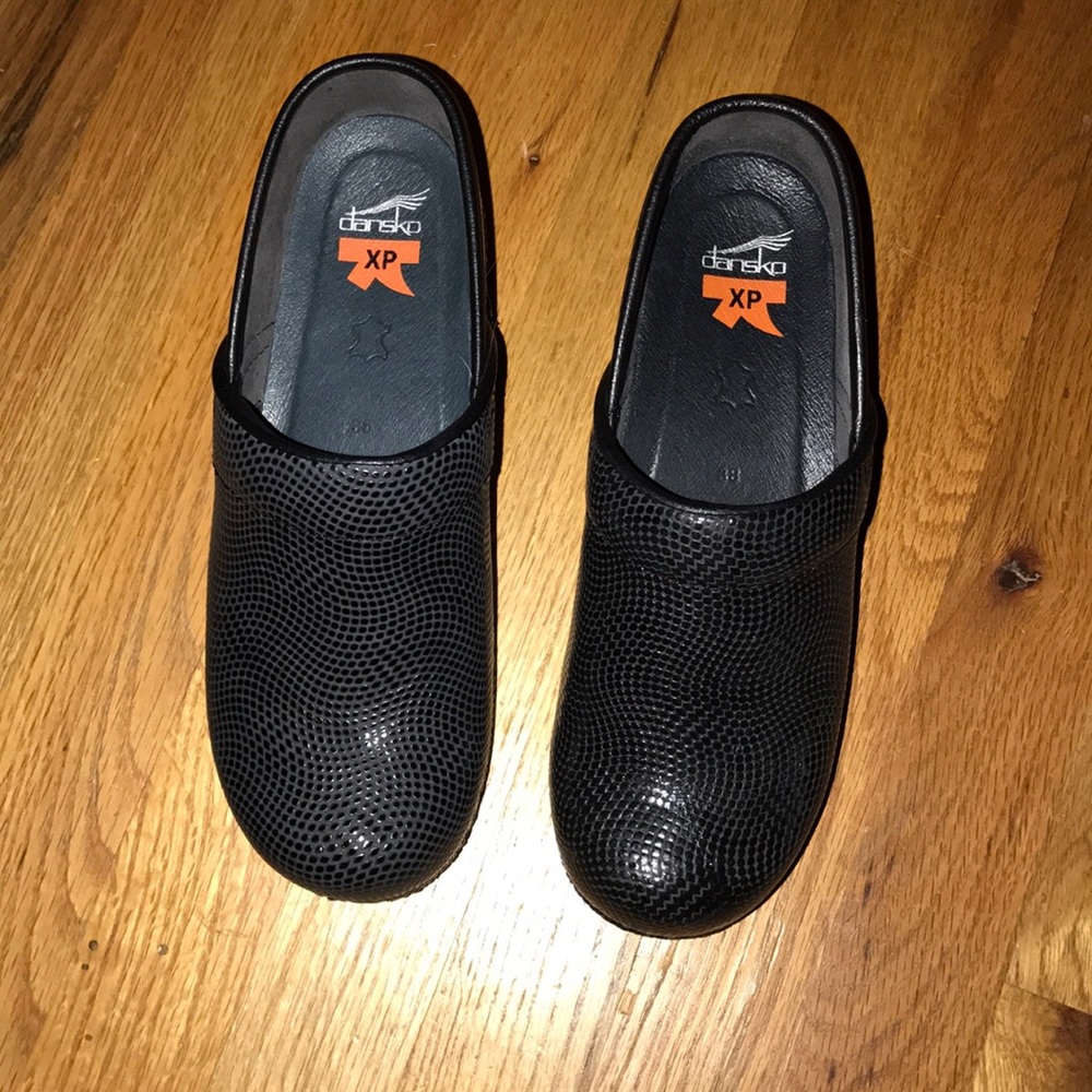 💥SOLD LOCAL💥 Dansko shimmering shoes